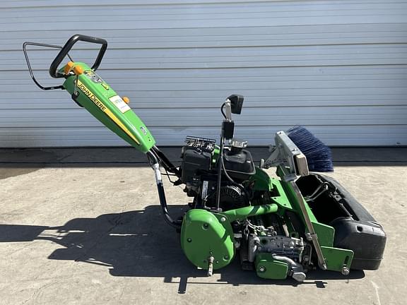 Image of John Deere 220 E-Cut equipment image 3