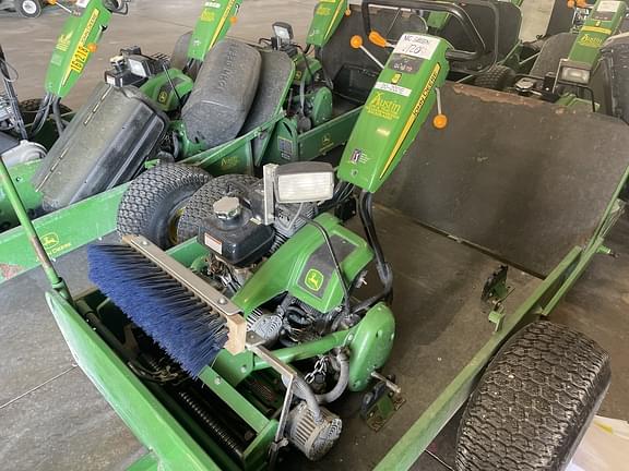 Image of John Deere 220 E-Cut equipment image 2