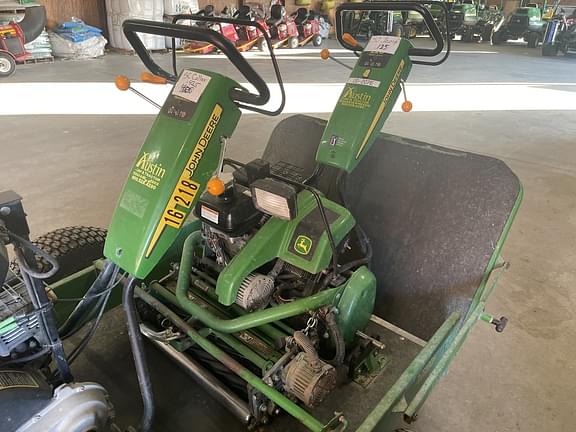 Image of John Deere 220 E-Cut equipment image 2