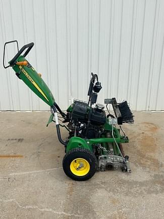 Image of John Deere 220 E-Cut equipment image 2