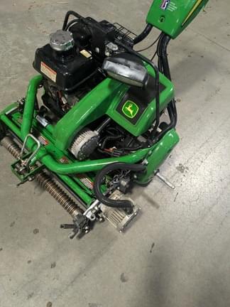 Image of John Deere 220 E-Cut equipment image 2