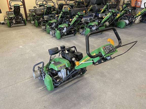 Image of John Deere 220 E-Cut equipment image 2