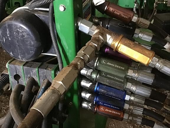 Image of John Deere 2660VT equipment image 3