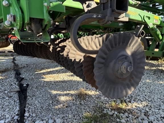 Image of John Deere 2660VT equipment image 4