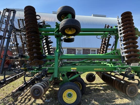 Image of John Deere 2660VT equipment image 4