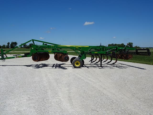 Image of John Deere 2730 equipment image 2