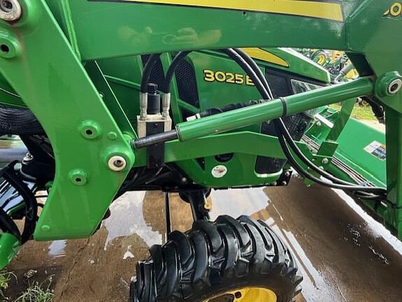 Image of John Deere 3025E equipment image 4