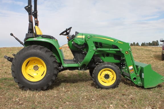 Main image John Deere 3032E