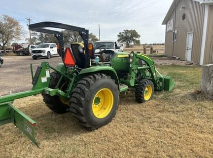 Image of John Deere 3033R equipment image 3