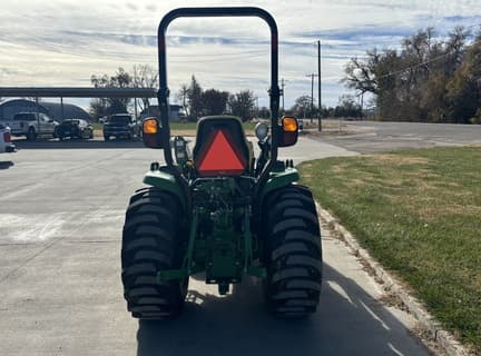 Image of John Deere 3033R equipment image 4
