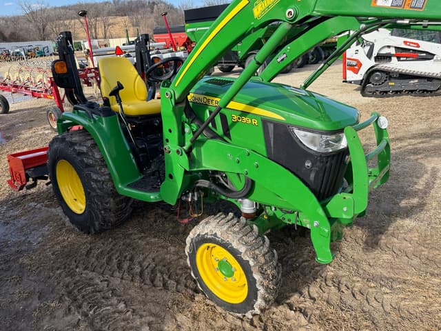 Image of John Deere 3039R equipment image 3