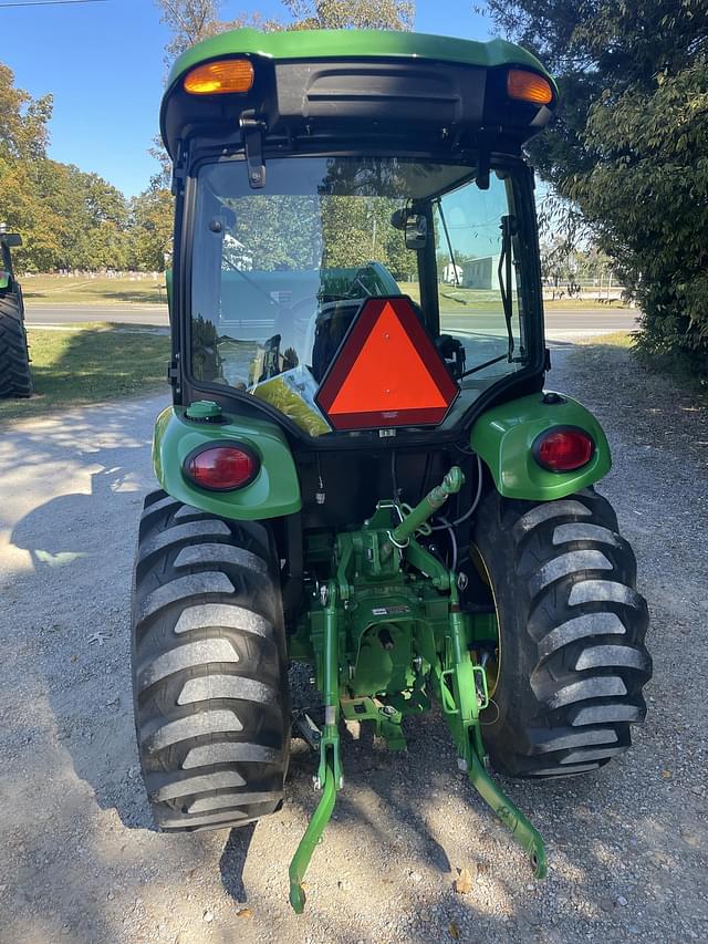 Image of John Deere 3039R equipment image 4