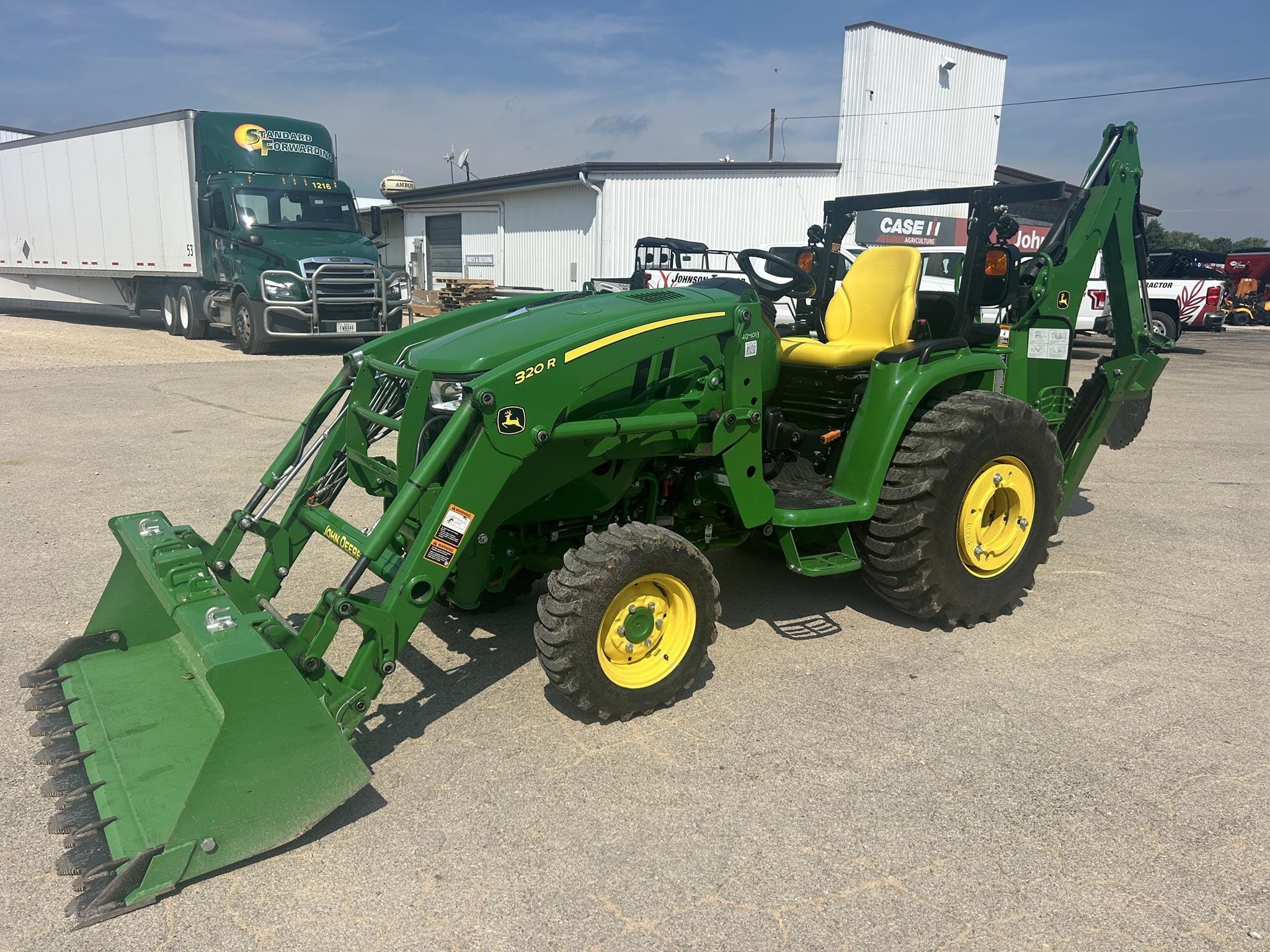 2020 John Deere 3046R Equipment Image0