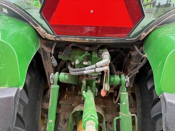 Image of John Deere 3046R equipment image 4