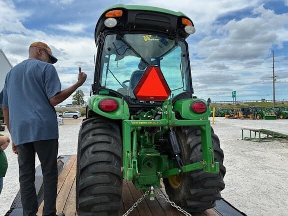 Image of John Deere 3046R equipment image 4