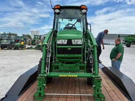 Image of John Deere 3046R equipment image 3