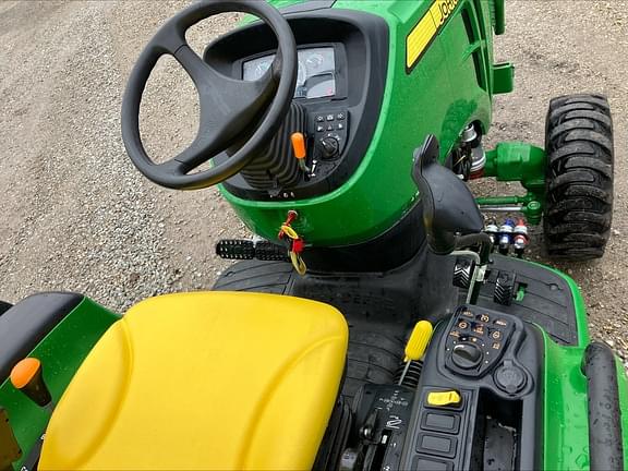 Image of John Deere 3046R equipment image 4