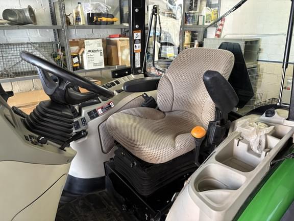Image of John Deere 3046R equipment image 4