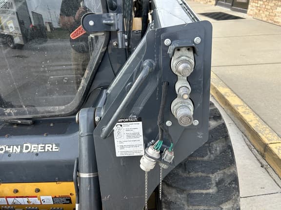 Image of John Deere 324G equipment image 4