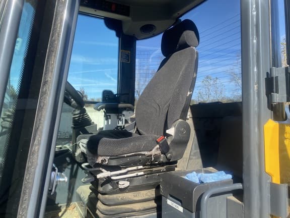 Image of John Deere 324L equipment image 4