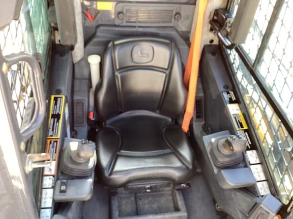 Image of John Deere 325G equipment image 4