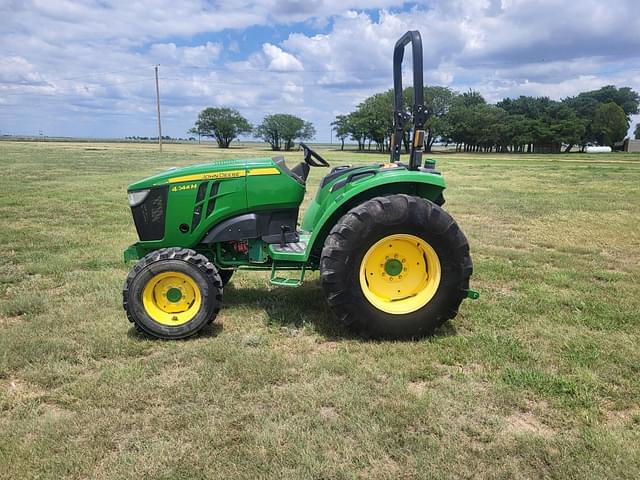 Image of John Deere 4044M equipment image 4