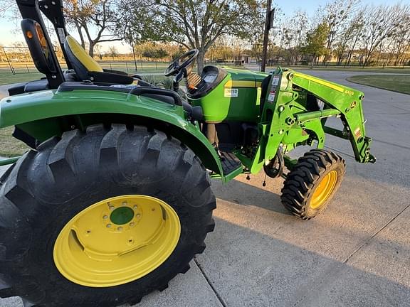 Image of John Deere 4052R equipment image 4