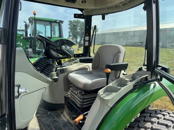 Image of John Deere 4052R equipment image 4