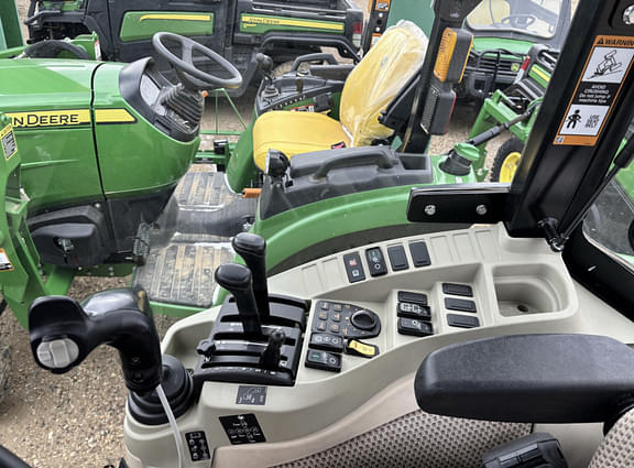 Image of John Deere 4066R equipment image 4