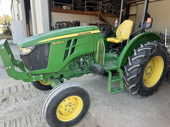 Image of John Deere 5045E equipment image 3