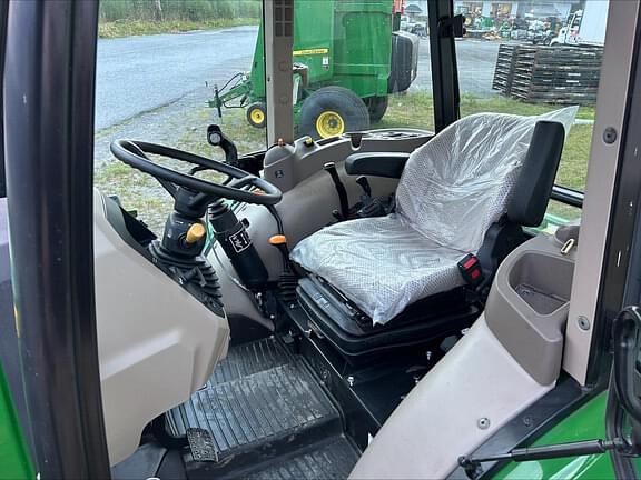 Image of John Deere 5055E equipment image 4