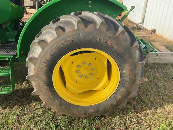 Image of John Deere 5055E equipment image 4