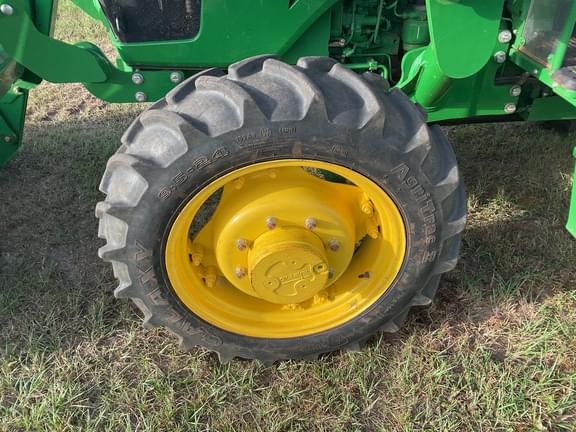 Image of John Deere 5055E equipment image 3