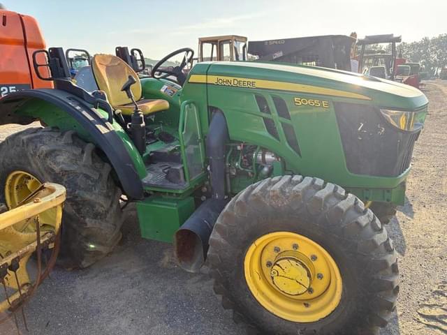 Image of John Deere 5065E equipment image 3
