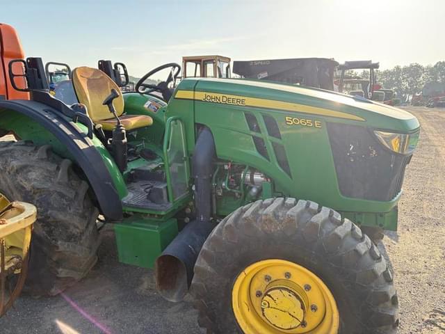 Image of John Deere 5065E equipment image 4