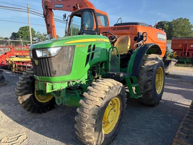 Image of John Deere 5065E equipment image 1