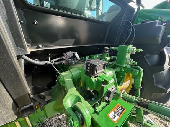 Image of John Deere 5065E equipment image 4