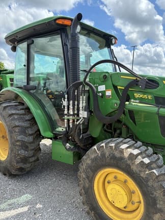Image of John Deere 5065E equipment image 3
