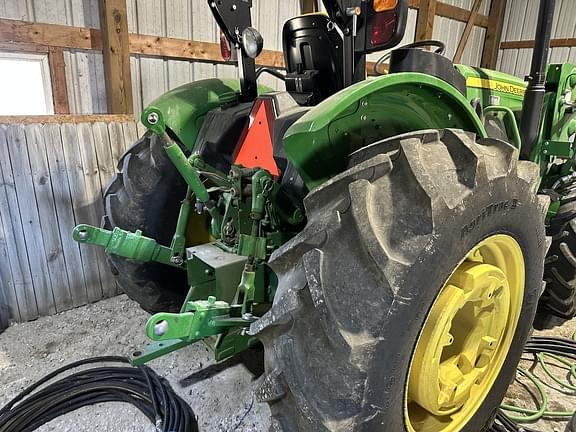 Image of John Deere 5065E equipment image 3