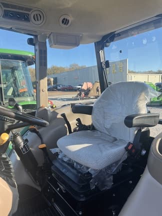 Image of John Deere 5075E equipment image 4