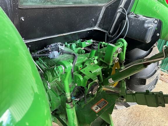 Image of John Deere 5075E equipment image 4