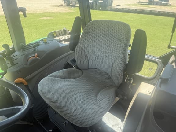 Image of John Deere 5090E equipment image 2