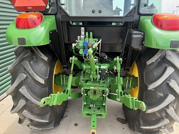 Image of John Deere 5090E equipment image 3