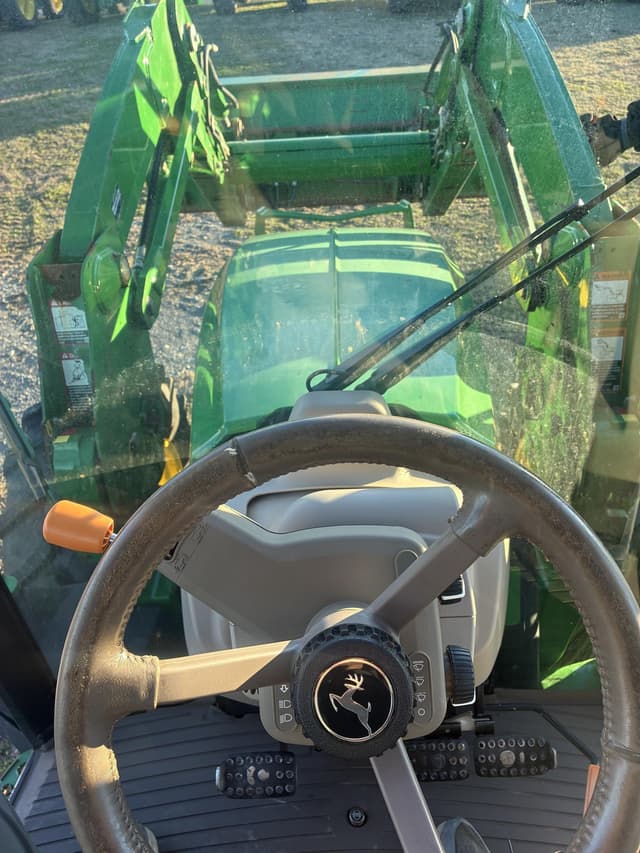 Image of John Deere 5100R equipment image 4