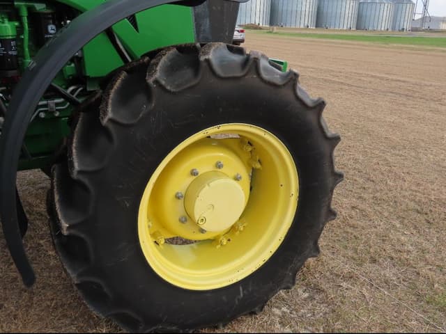 Image of John Deere 6105E equipment image 4