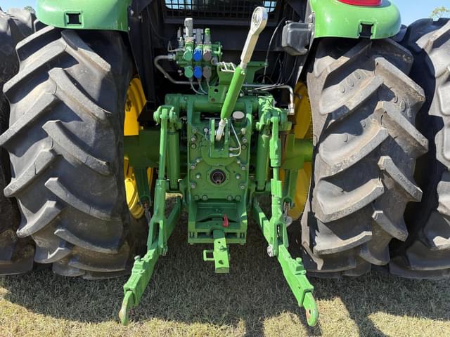 Image of John Deere 6105E equipment image 4