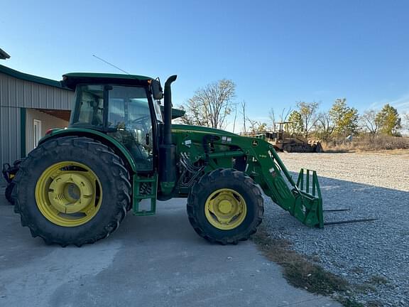 Image of John Deere 6120E equipment image 1