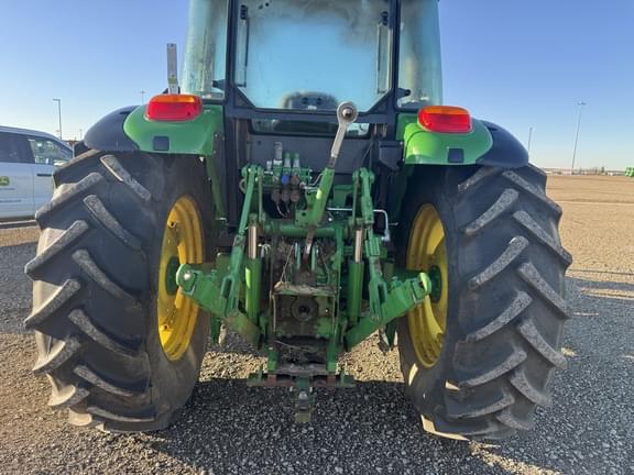 Image of John Deere 6120E equipment image 4
