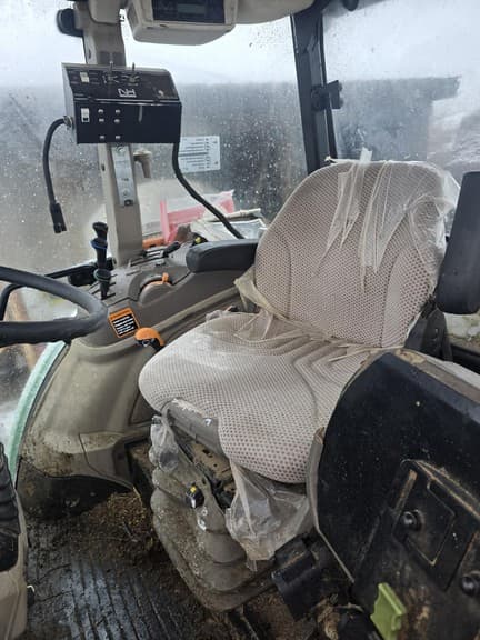 Image of John Deere 6120E equipment image 4