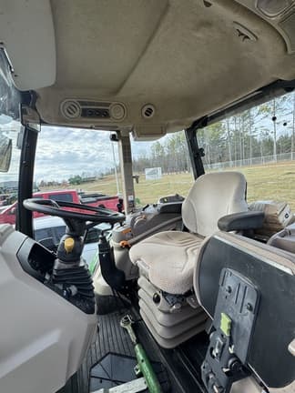 Image of John Deere 6135E equipment image 3